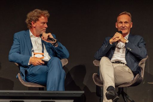  Hans-Joachim Watzke (r.) im Interview mit DUP-Verleger Jens de
Buhr auf dem DUP UNTERNEHMERTAG in Essen / Die Verwendung dieses
Bildes für redaktionelle Zwecke ist unter Beachtung aller
mitgeteilten Nutzungsbedingungen zulässig und dann auch honorarfrei.
Veröffentlichung ausschließlich mit Bildrechte-Hinweis.