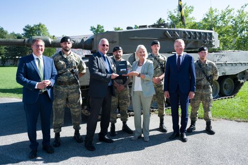 Vorschau Bild von Verteidigungsministerin Klaudia Tanner,
Landeshauptmann Thomas Stelzer mit einem Vertreter der Firma KNDS