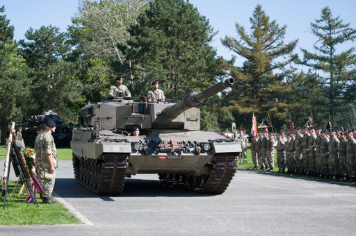 Kampfpanzer Leopard 2A4 wird an Firma zur
Revitalisierung übergeben
