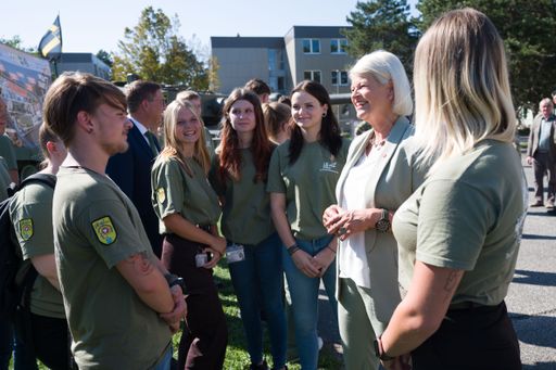 Vorschau Bild von Verteidigungsministerin Klaudia Tanner mit den
Lehrlingen