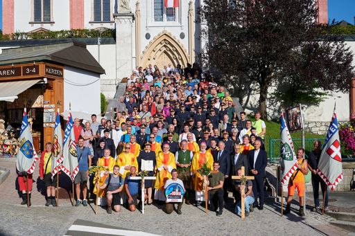 Pilgerinnen und Pilger der Polizeiwallfahrt vor der Basilika
Mariazell.