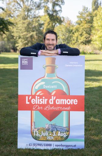  Intendant CLEMENS UNTERREINER präsentiert erstmals
das Sujet zur Oper „L'elisir d'amore“ – „Der Liebestrank“ ab 13.
Juli 2024 in der Oper BURG GARS