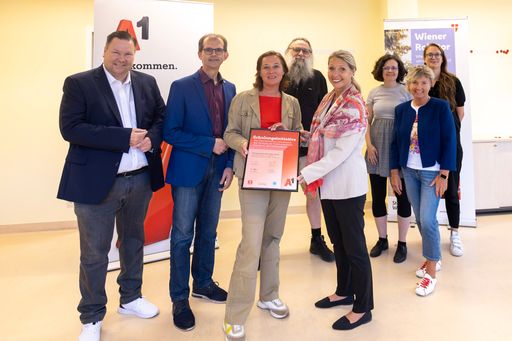Erste Absolvent:innen der Seniorenakademie mit den A1-Trainern
und mit Monika Badilla (stv. FSW-Geschäftsführerin), A1
Projektleiterin Eva Holzhacker, Jenny Vertefeuille (Projektleitung
Stadtmenschen Wien) und Sabine Hofer-Gruber (Senior:innenbeauftragte
der Stadt Wien)
