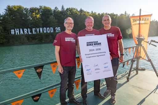 Freuen sich auf weitere 7 Jahre European Bike Week in Kärnten:
Klaus Ehrenbrandtner, Geschäftsführer der Kärnten Werbung, Kolja
Rebstock, Vice President von Harley-Davidson für Europa, den Nahen
Osten und Afrika sowie Managing Director der DACH-Region und Georg
Overs, Geschäftsführer der Tourismusregion Villach - Faaker See -
Ossiacher See