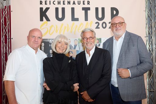  (C) photonews.at/Georges Schneider - Hirschwang
(NÖ) 10.09.2023 - Im Parkhotel Hirschwang schloss heute mit einer
stimmungsvollen Matinée der Reichenauer Kultursommer 2023. Auch bei
der vierten Auflage des Reichenauer Kultursommers haben Stars aus
Musik, Kabarett und Schauspiel im Parkhotel Hirschwang ihre Kunst
zum Besten gegeben. Für AK Niederösterreich Präsident und ÖGB
Niederösterreich Vorsitzender Markus Wieser hat sich der Reichenauer
Kultursommer zu einer echten künstlerischen Institution in
Niederösterreich entwickelt. PHOTO: (v.L.) AK NÖ Präsident und ÖGB
NÖ Vorsitzender Markus Wieser mit Erika Pluhar, Adi Hirschal und
Andreas Matthä Vorstandsvorsitzender der ÖBB-Holding AG.