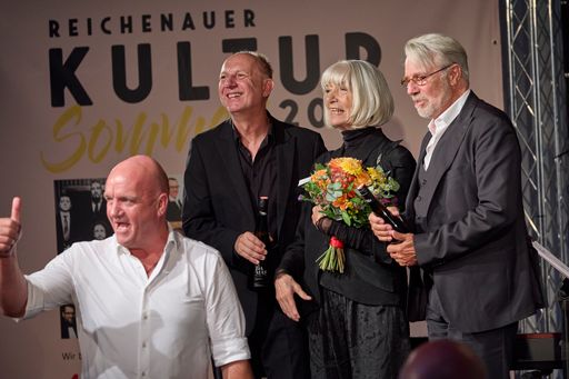 Vorschau Bild von (C) photonews.at/Georges Schneider - Hirschwang
(NÖ) 10.09.2023 - Im Parkhotel Hirschwang schloss heute mit einer
stimmungsvollen Matinée der Reichenauer Kultursommer 2023. Auch bei
der vierten Auflage des Reichenauer Kultursommers haben Stars aus
Musik, Kabarett und Schauspiel im Parkhotel Hirschwang ihre Kunst
zum Besten gegeben. Für AK Niederösterreich Präsident und ÖGB
Niederösterreich Vorsitzender Markus Wieser hat sich der Reichenauer
Kultursommer zu einer echten künstlerischen Institution in
Niederösterreich entwickelt. PHOTO: AK NÖ Präsident und ÖGB NÖ
Vorsitzender Markus Wieser (L) mit Erika Pluhar (2vR), Adi Hirschal
(R) und Roland Guggenbichler (2vL).