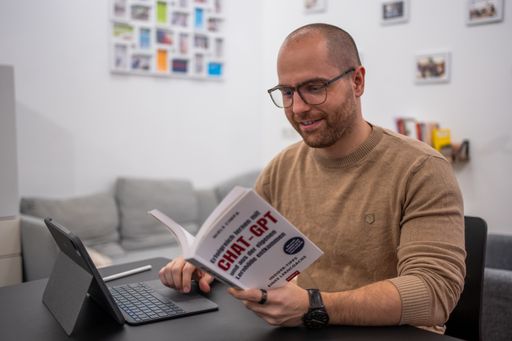  Foto von Niels Cimpa mit seinem Buch.