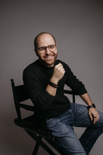 Vorschau Bild von Niels Cimpa im Portrait auf einem Stuhl.