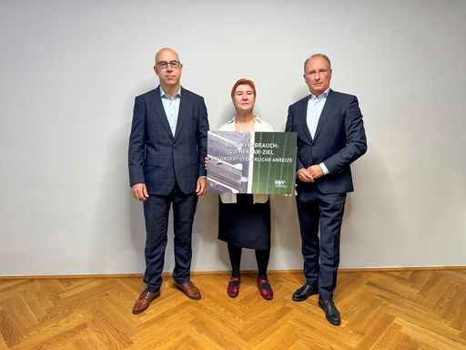 Foto (ÖHV): Univ.-Prof. MMag. Gabriel Felbermayr,
PhD, Dr. Margit Schratzenstaller und Dr. Kurt Weinberger sind sich
einig: „2,5 Hektar Bodenverbrauchsziel erfordert auch steuerliche
Anreize“