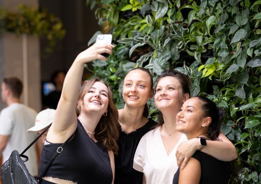 Gruppe von jungen Mädchen macht ein Selfe in der
Lobby eines a&o Hostels