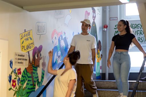 Vorschau Bild von Wandbemalung im Treppenhaus eines a&o Hostels mit
Informationen über Klimaschutz