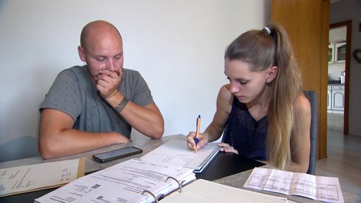  Manuela (24) und Mark (27) aus Heinsberg stehen vor ihrer größten
Herausforderung: Sie wollen weg vom Amt, aus der kleinen Wohnung und
ein eigenständiges Leben mit Job und Mietshaus beginnen. Mit ihrer
Tochter Melina (3 Jahre) und Sohn Maison (8 Monate) wagen sie den
Schritt in eine neue Zukunft. / Die Verwendung dieses Bildes für
redaktionelle Zwecke ist unter Beachtung aller mitgeteilten
Nutzungsbedingungen zulässig und dann auch honorarfrei.
Veröffentlichung ausschließlich mit Bildrechte-Hinweis.