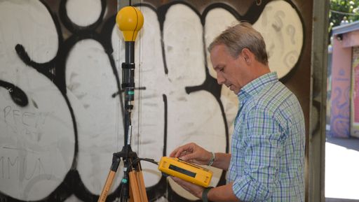 Vorschau Bild von Messtechniker DI Bernhard Strutz ermittelte am
Messpunkt, dass 5G auf 3,4 GHz nur 0,001 % (!) zur Gesamtausnutzung
des Grenzwertes beitrug.