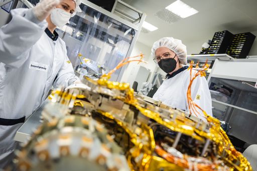  Klimaschutzministerin Leonore Gewessler (rechts) besuchte im
April 2022 die Weltraumelektronikproduktion in einem Reinraum von
Beyond Gravity Austria in Wien.