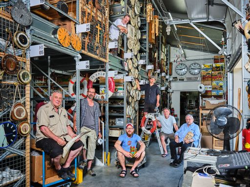  Aus den Portraits von vormals am Nordwestbahnhof
tätigen Unternehmen: Team des Filmausstatters Props & Co. in ihrem
Lager am neuen Standort in Aderklaa