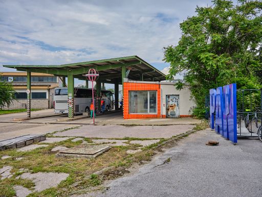 Vorschau Bild von Cargo Vienna Urban Min Hub mit Relikten des
Güterbahnhofs an der alten Tankstelle am ehemaligen KWD
(Kraftwagendienst) Zentrale der ÖBB am Wiener Nordwestbahnhof