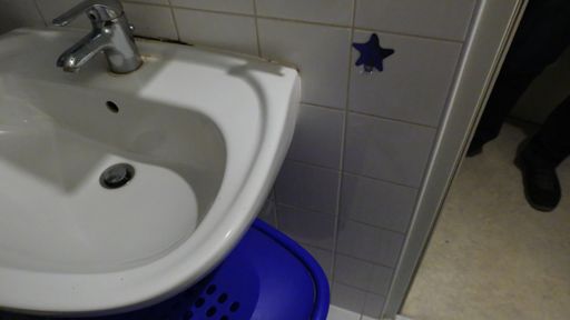  "Sauberes" Badezimmer im normalen, sichtbaren
Lichtspektrum
