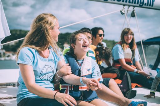 Vorschau Bild von Teilnehmer*innen beim Segeln