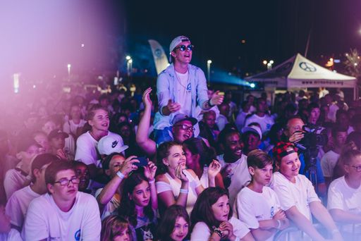 Vorschau Bild von Gemeinsames Feiern an Land