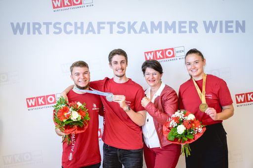 Maria Smodics-Neumann (Mitte), Spartenobfrau der Sparte Handwerk
und Gewerbe der Wirtschaftskammer Wien, gratuliert den Gewinnern:
Paul Hilscher und Timon Schwarz gewannen in der Skill
IT-Netzwerktechnik und Systemtechnik die Silbermedaille, Anna Saurer
(rechts), Konditorin im Wiener Café Central, holte die Goldmedaille.