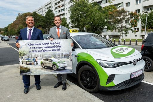 Walter Ruck (Präsident WKW) und Peter Hanke
(Stadtrat Finanzen und Wirtschaft) eröffnen ersten e-Taxi-Standplatz
in Wien (v.l.n.r.)