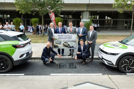 Vorschau Bild von (v.l.n.r.): Bernd Vogl (GF Klima- und
Energiefonds), Herbert Kasser (Generalsektretär
Klimaschutzministerium), Walter Ruck (Präsident WK Wien), Peter
Hanke (Stadtrat Finanzen und Wirtschaft), Michael Strebl (GF Wien
Energie), Paul Blaguss (GF vibe), Hermann Stockinger (GF Easelink)
