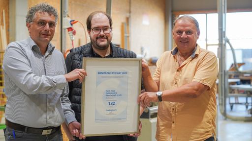 Erneut „ausgezeichnete Bonität“ für HARTL HAUS. Der
Fertighaushersteller verbessert seine Punkteanzahl auf 132 und
steigt in der höchsten Bewertungsklasse weiter nach oben. Das
unabhängige Institut Creditreform zeichnet das Waldviertler
Fertighausunternehmen als finanziell kerngesund und stabilen Partner
aus.
