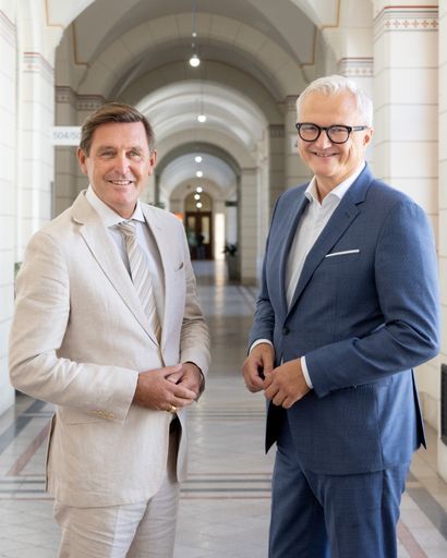 Peter Hanke, Stadtrat für Finanzen, Wirtschaft, Arbeit,
Internationales und Wiener Stadtwerke sowie Unterstützer des neuen
KSV1870 Service „Sustainable Collection“ gemeinsam mit KSV1870 CEO
Ricardo-José Vybiral.