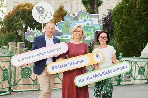  v.r.n.l. Mag. Stephan Auer-Stüger vom
österreichischen Städtebund, FBM Leonore Gewessler und DI Petra
Völkl vom BMK, nationale Koordinatorin der Europäischen
Mobilitätswoche in Österreich