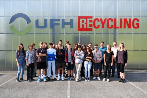  Zum Jubiläum lud UFH RE-cycling eine Schulklasse
aus der Region ein, die Kühlgeräte-Recyclinganlage in Kematen an der
Ybbs zu besichtigen.