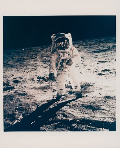  Buzz Aldrins Sonnenblende reflektiert den
Fotografen (N. Armstrong) und die LM Eagle, 20,3 x 25,4 cm,
Startpreis € 2.000; Schätzwert € 4.000 - 6.000, Auktion 27. 9. 2023