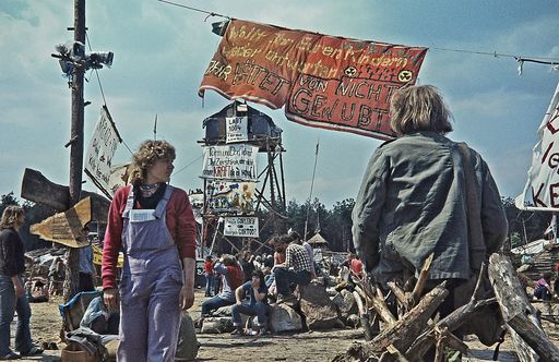 Vorschau Bild von Republik Freies Wendland, Gorleben, 1980 Ein von
Atomkraftgegner*innen errichtetes Hüttendorf, um Probebohrungen für
ein geplantes Atommüll-Endlager in Gorleben zu blockieren.