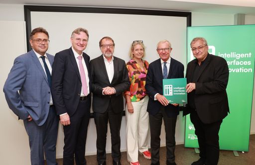  https://www.apa-fotoservice.at/galerie/34288 SALZBURG -
2023-09-15: Präsentation Intelligent Interfaces Innovation Lab
(III.Lab): Ein gemeinsames Forschungslabor des AIT Austrian
Institute of Technology und der Paris Lodron Universität Salzburg
für den Ausbau der Spitzenforschung v.l. Walter Haas (Innovation
Salzburg), Andreas Kugi (Wissenschaftlicher Leiter), Henrik Lehnert
(Rektor PLUS), Nicola Hüsing (Vizerektorin PLUS), Landeshauptmann
Wilfried Haslauer, Manfred Tscheligi (Lab Leitung Universität
Salzburg) Foto: Paris Lodron Universität
Salzburg/APA-Fotoservice/Franz Neumayr