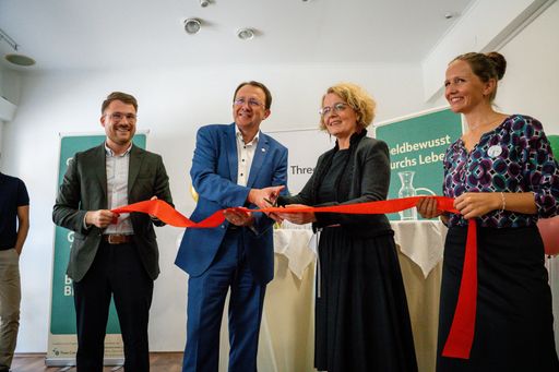  Ehrengäste beim Durchschneiden des roten Bandes