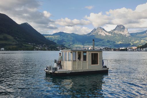 Vorschau Bild von Saunaboot auf dem Vierwaldstättersee, im
Hintergrund die Berge.