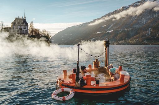 Vorschau Bild von Wellness Spass im Hot Tug auf dem Brienzersee bei
Iseltwald.