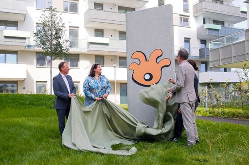  Enthüllung Kunst am Bau mit Bezirksvorsteher Gerald
Bischof, Vizebürgermeisterin und Wohnbaustadträtin Kathrin Gaál,
Vorstandsvorsitzender der "Wien-Süd" Andreas Weikhart und Rudi Klein