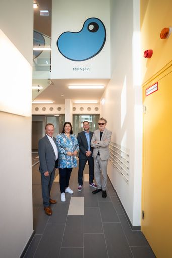 Vorschau Bild von Präsentation von Kunst am Bau mit Bezirksvorsteher
Gerald Bischof, Vizebürgermeisterin und Wohnbaustadträtin Kathrin
Gaál, Vorstandsvorsitzender der "Wien-Süd" Andreas Weikhart und Rudi
Klein