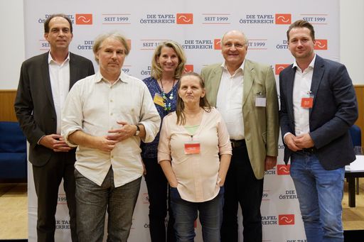 Teilnehmende der Podiumsdiskussion (v. l.):
Christian Horak (EY Parthenon Österreich), Martin Schenk
(Österreichische Armutskonferenz), Alexandra Gruber (Die Tafel
Österreich), Regina Amer (Aktivistin gegen Wohnungslosigkeit),
Wirtschaftsexperte Christoph Badelt, Rainer Will (Handelsverband)