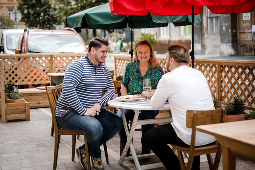 Vorschau Bild von Erwin's Corner und die Champagne Characters läuten
im gemeinsamen Schanigarten, den Genuss-Herbst ein!