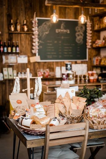 Vorschau Bild von Erwin's Corner ist ein Tempel für
Genussliebhaber:innen! Hier findet man 300 Produkte von 50
ausgesuchten Landwirt:innen.