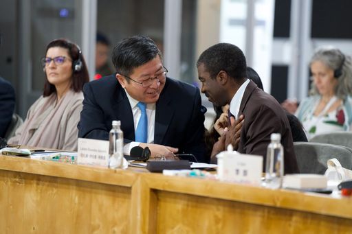 Tan Xuxiang, Pekinger stellvertretende Bürgermeister,
kommunizierte während der Nebenveranstaltung mit dem Direktor vom
UNESCO World Heritage Centre, Lazare Eloundou Assomo / Die
Verwendung dieses Bildes für redaktionelle Zwecke ist unter
Beachtung aller mitgeteilten Nutzungsbedingungen zulässig und dann
auch honorarfrei. Veröffentlichung ausschließlich mit
Bildrechte-Hinweis.