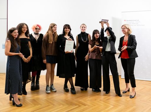 Klimaschutzministerin Leonore Gewessler &
COMÚN-Vorsitzende Veronika Bohrn Mena verleihen den
"Vivienne"-Jugendpreis 2023 an Schülerinnen der Modeschule
Herbststraße.