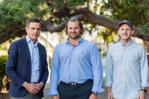 Richard König, Lorenz Edtmayer und Lukas Nemec
gründeten den New Energy Campus um Ausbildungen im PV-Bereich
anbieten zu können.
