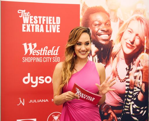 Vorschau Bild von "Extra Live" in der Westfield Shopping City Süd am
6. Oktober um 18:00 Uhr mit Moderatorin Sasa Schwarzjirg
