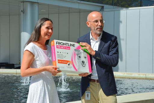 v.l.n.r.: Dagmar Schoder (Tierärzte ohne Grenzen)
und Christian Zainzinger (Boehringer Ingelheim)