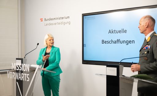 Vorschau Bild von Pressekonferenz anlässlich aktuellen Beschaffungen der
Landesverteidigung mit Verteidigungsministerin Klaudia Tanner und
Generalmajor Harald Vodosek am 20 09 2023