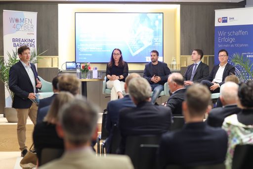 Vorschau Bild von DHK Business-Talk "Dem Hacker einen Schritt voraus"
unter der Moderation von Martin Szelgrad im Almanac Palais Vienna.