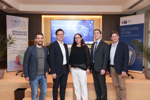 Am Podium die Expert:innen zum Thema Cybersecurity
vlnr.: Aron Molnar (Syslifters), Yuyun Yao (Flughafen Wien), Edith
Huber (Universität für Weiterbildung Krems), Michael Röhsner
(Eversheds Sutherland), Moderator Martin Szelgrad (Report Verlag)