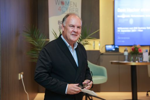 Vorschau Bild von DHK Hauptgeschäftsführer Thomas Gindele begrüßt die
Teilnehmer:innen am DHK Business-Talk